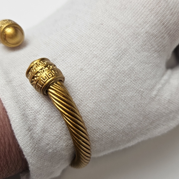 Elegant Gold-Toned Women's Bracelet - Picture 5 of 9